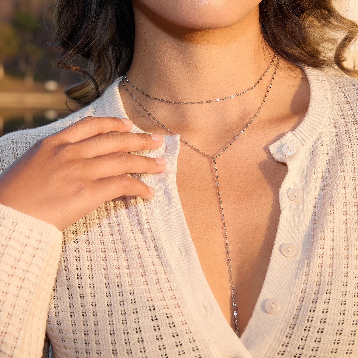 Detail spadající linie náhrdelníku Elenys Flow Line